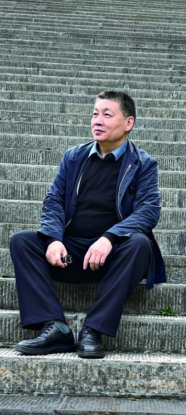 關(guān)仁山，唐山豐南人，中國作家協(xié)會主席團委員，河北省作家協(xié)會主席，中國作家書畫院副院長。上世紀(jì)80年代開始文學(xué)創(chuàng)作并發(fā)表作品，著有長篇小說《白洋淀上》《日頭》《麥河》《唐山大地震》《天高地厚》《金谷銀山》等，中短篇小說《大雪無鄉(xiāng)》《紅旱船》《九月還鄉(xiāng)》，長篇紀(jì)實文學(xué)《感天動地》《太行沃土》等，出版十卷本《關(guān)仁山文集》，達千余萬字。  作品曾獲第五屆魯迅文學(xué)獎，獲中宣部第十一屆全國“五個一工程”獎，第十四屆中國圖書獎，第九屆莊重文文學(xué)獎，及香港《亞洲周刊》華人小說比賽冠軍等。長篇小說《麥河》入選2010年中國小說學(xué)會年度排行榜，《日頭》入選中國小說學(xué)會2014年度小說排行榜。部分作品被譯成英、法、韓、日等文字，多部作品分別被改編拍攝成《天高地厚》《御姐歸來》等電視劇和話劇、舞臺劇上映。