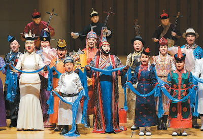 阿拉坦其其格和她的學(xué)員在北京中山公園音樂(lè)堂表演。 　　蘇冠明攝