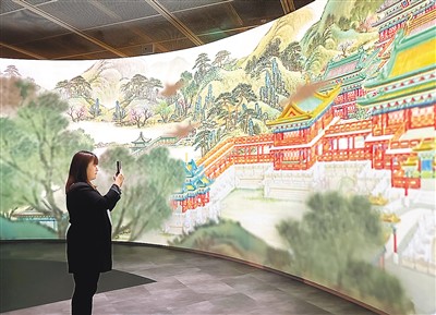 　“圓明園——清代皇家園居文化”特展以多媒體技術(shù)重現(xiàn)圓明園昔日風(fēng)光。圖為觀展市民拍照留念。 　　本報(bào)記者 陳 然攝