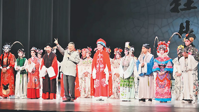 圖為演員在高雄演出謝幕時合影，白先勇對觀眾比出20周年的手勢。