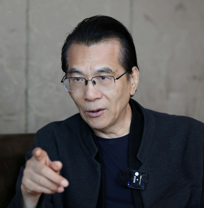 何建明，中國作家協(xié)會第七、八、九屆駐會副主席?，F(xiàn)為中國作家協(xié)會報告文學(xué)委員會主任，中央社會主義學(xué)院教授、上海大學(xué)中國創(chuàng)意寫作研究院院長。三次獲得魯迅文學(xué)獎，六次獲得中宣部“五個一工程”獎，多次獲得全國優(yōu)秀報告文學(xué)獎、徐遲報告文學(xué)獎、“中國好書”等獎項，首位獲得俄羅斯國家圖書獎的中國作家。
