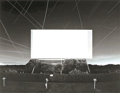 杉本博司，《尤寧城汽車影院，尤寧城》，1993，明膠銀鹽相紙，119.4×149.2cm。公式Hiroshi Sugimoto，圖片由藝術(shù)家提供