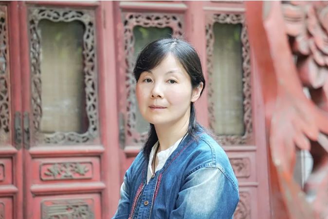 王蕓    生于湖北，現(xiàn)居南昌。一級(jí)作家，南昌市作家協(xié)會(huì)主席。出版長(zhǎng)篇小說《對(duì)花》《江風(fēng)烈》，小說集《請(qǐng)叫她天鵝》《薇薇安曾來過》《與孔雀說話》《羽毛》，散文集《紙上萬物浮現(xiàn)如初》《此生》《穿越歷史的楚風(fēng)》《接近風(fēng)的深情表達(dá)》《經(jīng)歷著異常美麗》等。三百余萬字作品見于《人民文學(xué)》《當(dāng)代》《新華文摘》《小說選刊》《中國(guó)作家》《青年文學(xué)》《上海文學(xué)》《江南》《芙蓉》《長(zhǎng)城》《天涯》《美文》《散文》《長(zhǎng)江文藝》《中篇小說選刊》《小說月報(bào)》等，收入五十多種選本。曾獲第三屆湖北文學(xué)獎(jiǎng)、第七屆屈原文藝獎(jiǎng)、第一屆江西省文藝創(chuàng)作獎(jiǎng)、第二屆林語堂文學(xué)獎(jiǎng)（小說）大獎(jiǎng)等。獲評(píng)江西省思想宣傳文化系統(tǒng)“四個(gè)一批”人才。