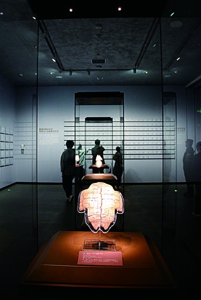 殷墟博物館新館展出的商代刻辭卜甲。安陽市委宣傳部供圖