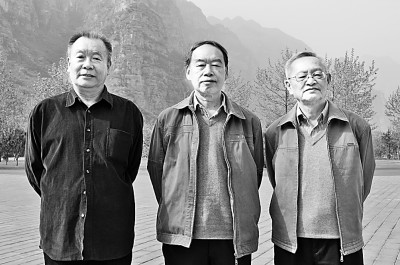 北京師范大學文藝學研究中心“三老”程正民（右）、童慶炳（中）、李壯鷹在一次學術(shù)會議上合影。