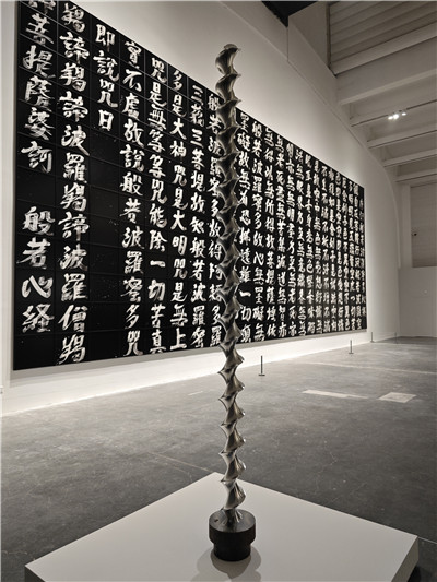 杉本博司脫胎于數(shù)理模型的雕塑作品《數(shù)理模型002 迪尼曲面》。藝術(shù)家將數(shù)學(xué)公式輸入計(jì)算機(jī)，控制精密銑床，以不銹鋼為材料制作具備形態(tài)之美的“數(shù)理模型”，貫徹了將無形之物具象化的理念。