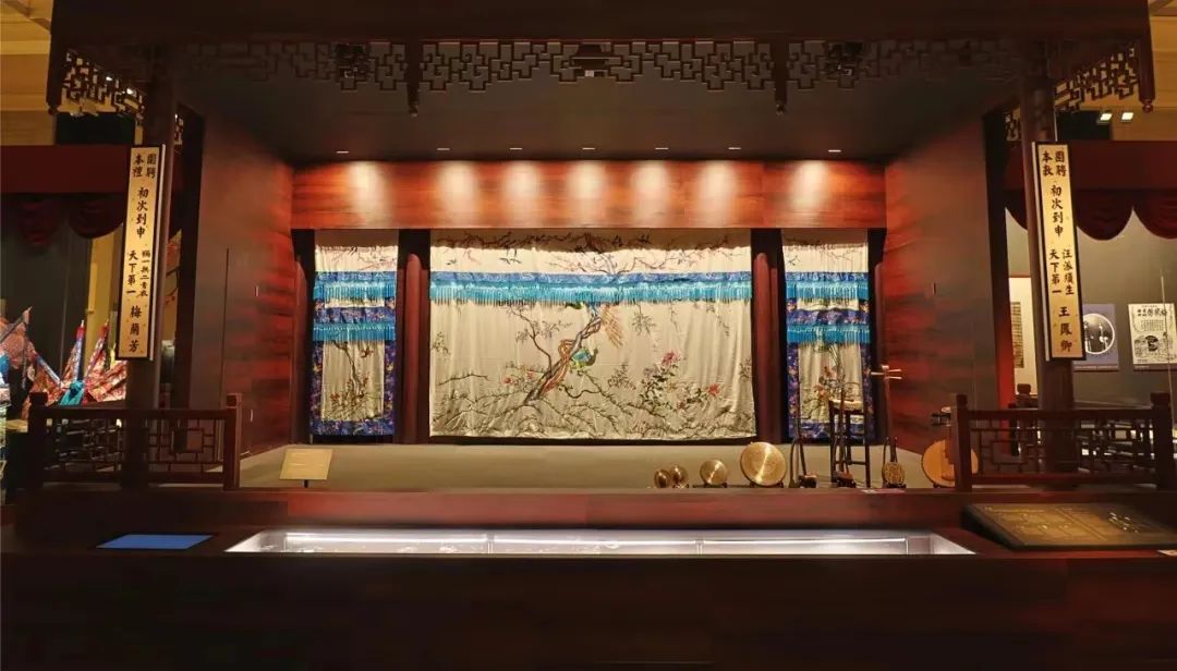 “梅綻東方——梅蘭芳在上海”特展現(xiàn)場(chǎng)搭建的梅蘭芳與王鳳卿登臺(tái)演出的新式劇場(chǎng)