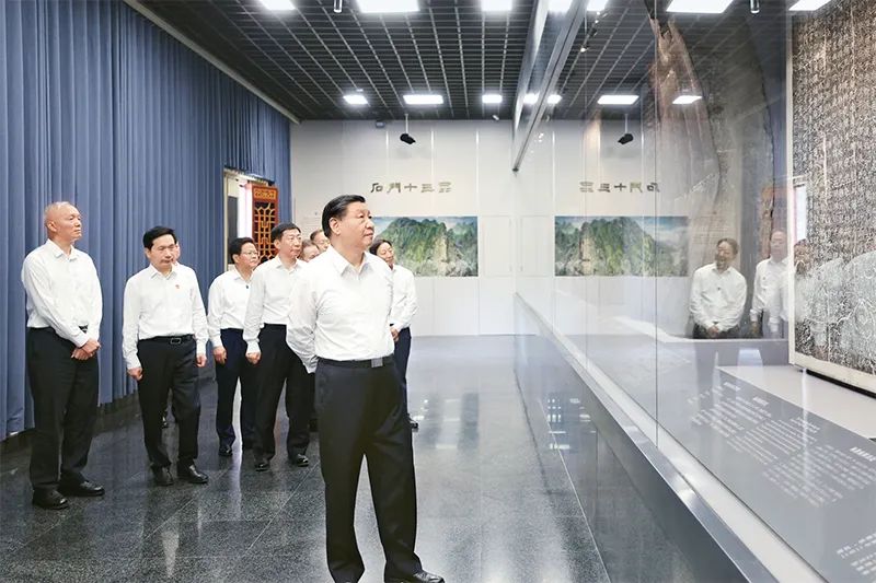 2023年7月29日，中共中央總書(shū)記、國(guó)家主席、中央軍委主席習(xí)近平在四川考察結(jié)束返京途中，來(lái)到陜西省漢中市考察。這是習(xí)近平參觀漢中市博物館有關(guān)歷史文物展陳。 新華社記者 鞠鵬/攝