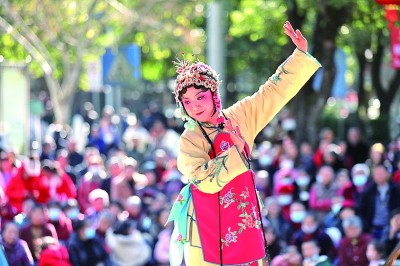 在湖南資興市人民廣場(chǎng)，演員在舞臺(tái)上表演花鼓戲。新華社發(fā)