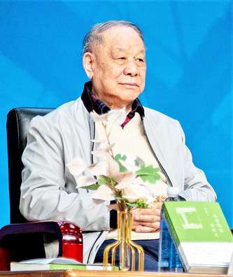 劉心武，曾任《人民文學(xué)》主編。代表作有短篇小說《班主任》、長篇小說《鐘鼓樓》（獲第二屆茅盾文學(xué)獎）、散文集《也曾隔窗窺新月》《我眼中的建筑與環(huán)境》《劉心武妙品紅樓夢》等