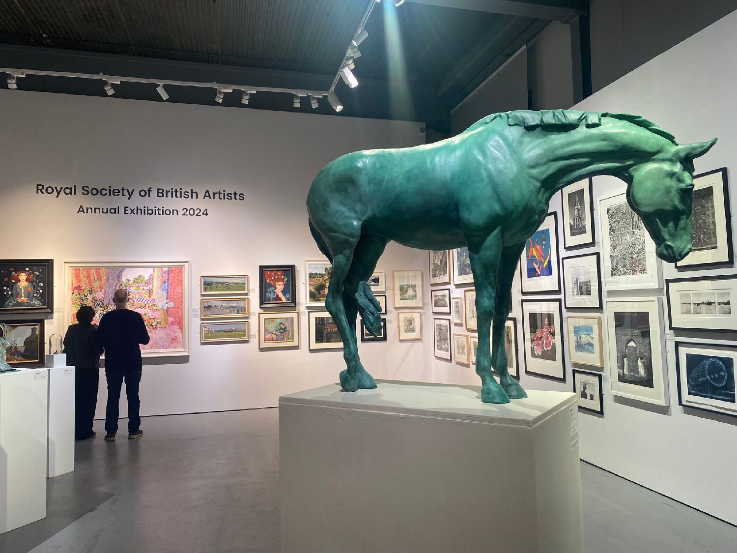 英國皇家藝術(shù)家學(xué)會(huì)2024年度展覽在倫敦摩爾畫廊舉行。