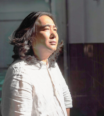 包倬，生于四川涼山，彝族。有小說(shuō)和散文見(jiàn)《人民文學(xué)》《十月》《鐘山》《江南》《天涯》《山花》《芙蓉》《北京文學(xué)》《作家》等。著有長(zhǎng)篇小說(shuō)《青山隱》，出版小說(shuō)集《沉默》《十尋》《路邊的西西弗斯》《風(fēng)吹白云飄》等。曾獲云南文學(xué)獎(jiǎng)、邊疆文學(xué)獎(jiǎng)、滇池文學(xué)獎(jiǎng)、《長(zhǎng)江文藝》雙年獎(jiǎng)?，F(xiàn)居昆明。
