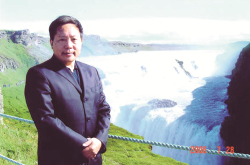 李傳鋒，湖北省鶴峰縣人，土家族作家。曾任《湖北文藝》編輯部主任、《長江文藝》小說組組長、《今古傳奇》主編、湖北省文聯(lián)黨組書記等職，曾獲全國民族團(tuán)結(jié)進(jìn)步先進(jìn)個人稱號。1986年加入中國作家協(xié)會，著有鄉(xiāng)村小說、動物小說、歷史小說、散文、文藝評論等近千萬字。短篇小說《退役軍犬》獲第二屆（1981—1984年）全國少數(shù)民族文學(xué)創(chuàng)作獎，長篇小說《白虎寨》獲第十一屆（2012—2015）全國少數(shù)民族文學(xué)創(chuàng)作駿馬獎，另有作品獲湖北省“屈原文藝獎”、重慶市“五個一工程”獎等。本期刊發(fā)青年評論家華珉朗、黃煜榕對李傳鋒的采訪。