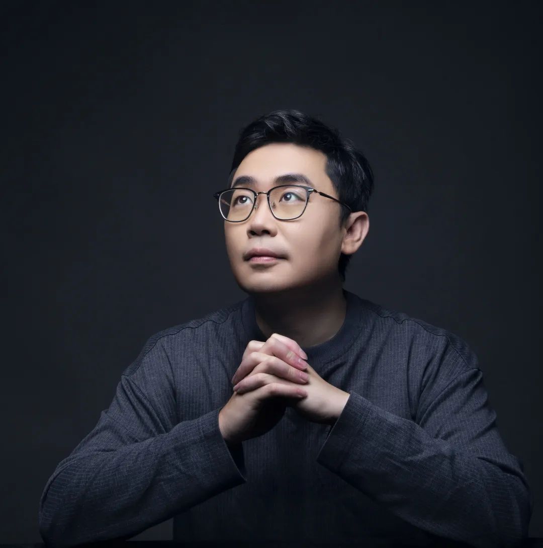 蔡崇達(dá)，青年作家，福建泉州人，曾任《中國(guó)新聞周刊》執(zhí)行主編。出版有非虛構(gòu)作品集《皮囊》、長(zhǎng)篇小說《命運(yùn)》等。作品被翻譯成英語、俄羅斯語、葡萄牙語、韓語等語種，在十幾個(gè)國(guó)家、地區(qū)發(fā)行，至今發(fā)行近600萬冊(cè)。