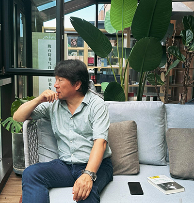  任白，吉林省吉林市人，詩人、作家。吉林省作家協(xié)會副主席、中國詩歌學(xué)會理事。出版詩集《耳語》《任白詩選》《情詩與備忘錄》《靈魂的債務(wù)》和中短篇小說集《失語》。現(xiàn)居吉林省長春市。