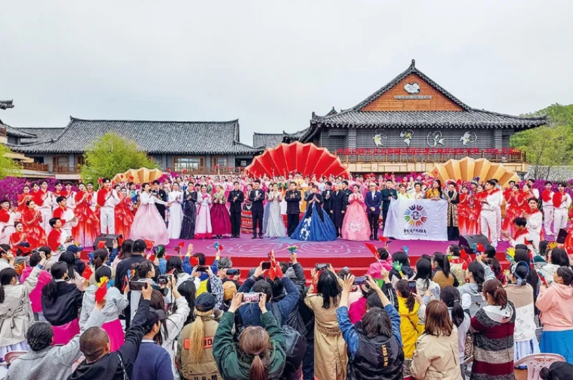 十年來，文藝工作者服務(wù)基層成為常態(tài)。2024年5月10日，由中國文聯(lián)、吉林省委宣傳部、中國文藝志愿者協(xié)會主辦的“東方唱響——中國文聯(lián)文藝志愿服務(wù)團(tuán)走進(jìn)吉林延邊東方第一村文藝演出”，在有“東方第一村”美譽(yù)的延邊州琿春市敬信鎮(zhèn)防川村舉行。圖為演出現(xiàn)場。 中國文聯(lián)供圖