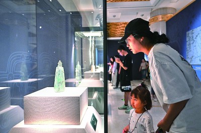 5月18日，參觀者在內(nèi)蒙古呼和浩特市的呼和浩特博物館“問蜀——東周時期的蜀文化展”上觀看展品。 新華社記者 貝赫攝