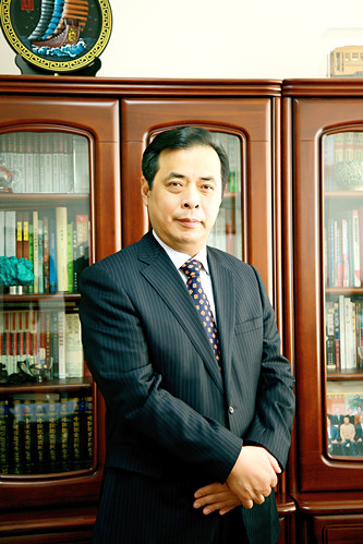 老藤，本名滕貞甫，遼寧省政協(xié)文史委副主任。出版長篇小說《刀兵過》《北障》《北愛》《草木志》等11部，小說集《熬鷹》《無雨遼西》等8部，隨筆集《儒學(xué)筆記》等3部，“老藤作品典藏（15卷）”。曾獲全國“五個一工程”獎、東北文學(xué)獎、百花文學(xué)獎等，作品多次入選各種年榜及選本，以多種文字譯介到國外。