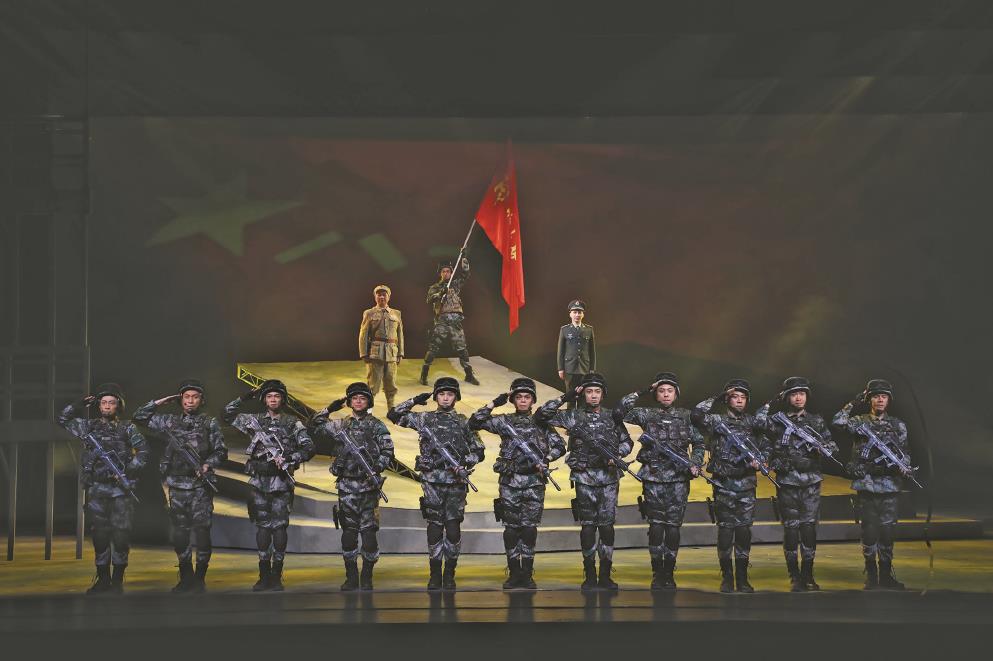 上海越劇院原創(chuàng)現(xiàn)代大戲《好八連》以《霓虹燈下的哨兵》為創(chuàng)作靈感，讓兩代八連戰(zhàn)士“隔空對話”。（上海越劇院供圖）