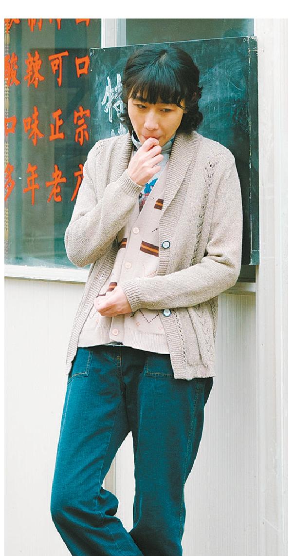 在《漫長的季節(jié)》中，任素汐飾演的徐姐瘦瘦高高，倚門嗑瓜子兒的動作，斜眼兒瞟人的眼神，加上幾句曖昧臺詞，略略幾筆勾勒出在生存邊緣掙扎又頗具風(fēng)情的小飯館老板娘。