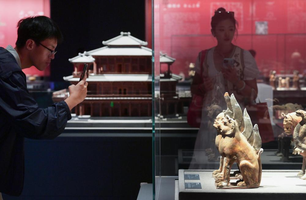 2023年9月15日，位于北京奧林匹克公園核心區(qū)的中國考古博物館正式面向公眾開放，觀眾在館內(nèi)參觀珍貴文物。新華社記者 李賀 攝