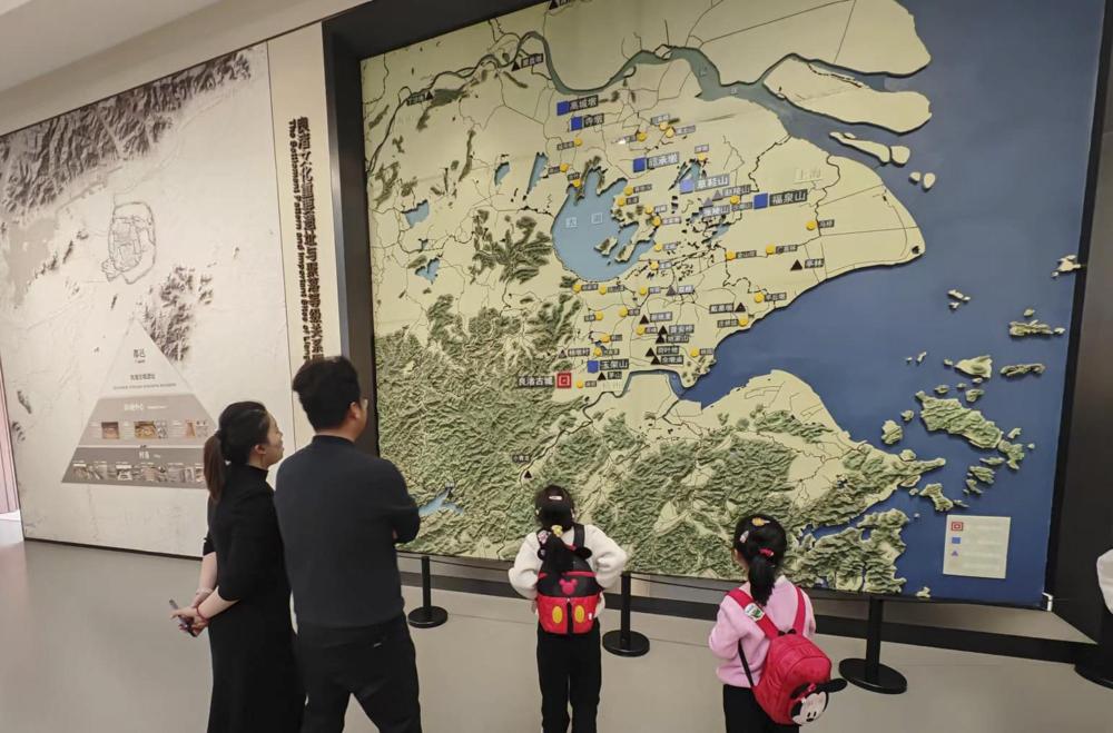 2024年1月14日，觀眾在浙江杭州良渚博物院參觀。新華社記者 馮源 攝