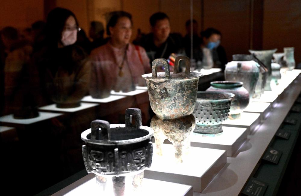 2024年2月26日，參觀者在河南安陽殷墟博物館新館內(nèi)觀看展品。新華社記者 李安 攝