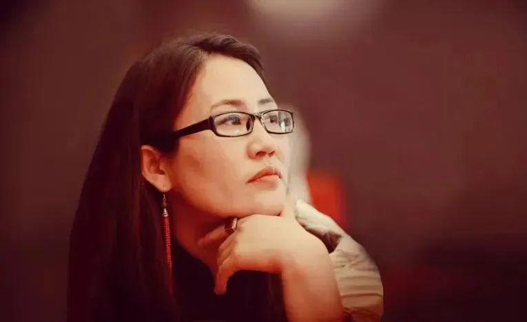 娜仁高娃，蒙古族，中國作家協(xié)會(huì)會(huì)員。著有短篇小說《醉陽》《熱戀中的巴岱》、長篇小說《影》等，其中小說集《七角羊》入選中國作家協(xié)會(huì)“中國少數(shù)民族文學(xué)之星叢書”。曾獲2018年《草原》文學(xué)獎(jiǎng)、第十二屆內(nèi)蒙古自治區(qū)文學(xué)創(chuàng)作“索龍嘎”獎(jiǎng)、2020年《民族文學(xué)》年度獎(jiǎng)；中篇小說《裸露的山體》入選中國當(dāng)代文學(xué)研究會(huì)年榜、中國小說學(xué)會(huì)2023年度中國好小說榜。