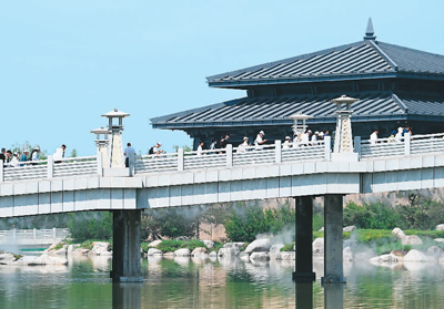　5月18日，觀眾步入陜西歷史博物館秦漢館參觀。 　　新華社記者 李一博攝