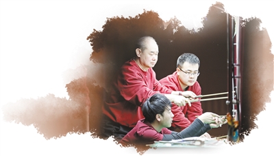 　圖為在中國非遺館內(nèi)，非遺傳承人現(xiàn)場表演北京皮影戲。 　　中國非遺館供圖