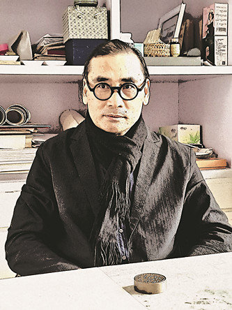 劉萬(wàn)鳴 1989年畢業(yè)于天津美術(shù)學(xué)院，1995年就讀于中國(guó)藝術(shù)研究院美術(shù)學(xué)研究生課程班?，F(xiàn)任全國(guó)政協(xié)委員、民盟中央委員、中國(guó)美術(shù)家協(xié)會(huì)副主席、中國(guó)國(guó)家畫院院長(zhǎng)。2012年獲中國(guó)青年藝術(shù)家提名獎(jiǎng)，2014年入選國(guó)家百千萬(wàn)人才工程授予“有突出貢獻(xiàn)中青年專家”稱號(hào)，中宣部2017年文化名家暨“四個(gè)一批”人才，中組部國(guó)家高層次人才特殊支持計(jì)劃領(lǐng)軍人才“萬(wàn)人計(jì)劃”。中國(guó)畫作品曾入選全國(guó)美展、全國(guó)畫院展及省部級(jí)展覽，獲得金、銀、銅、優(yōu)秀等獎(jiǎng)項(xiàng)十余次。積極參與國(guó)家主題性創(chuàng)作，作為第一作者完成《遣唐使》《西電東送、西氣東輸工程》《黃河擺渡人》《南水北調(diào)工程》等中國(guó)畫作品?！吨袊?guó)畫論》一書為普通高等學(xué)校藝術(shù)學(xué)科新形態(tài)重點(diǎn)規(guī)劃教材。曾在中國(guó)國(guó)家博物館等國(guó)家級(jí)展館舉辦個(gè)展，作品被中國(guó)美術(shù)館、中國(guó)國(guó)家博物館、中國(guó)藝術(shù)研究院等國(guó)家級(jí)單位收藏。