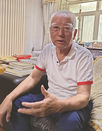 降邊嘉措 藏族，四川省甘孜藏族自治州巴塘縣人。1950年參加解放軍，經(jīng)歷了進(jìn)軍西藏、解放西藏的全過程。1956年到北京民族出版社，從事藏文翻譯和編輯出版工作，直到1980年。1980年報(bào)考中國(guó)社會(huì)科學(xué)院民族文學(xué)研究所并被錄取，后來主要從事《格薩爾》史詩(shī)研究和翻譯工作。曾出版《〈格薩爾〉初探》《〈格薩爾〉的歷史命運(yùn)》《〈格薩爾〉與藏族文化》《〈格薩爾〉論》等學(xué)術(shù)專著。主編有《格薩爾》藏文精選本（40卷、51冊(cè)）、《〈格薩爾〉大辭典》等。長(zhǎng)篇小說《格桑梅朵》、報(bào)告文學(xué)《這里是紅軍走過的地方》分別獲得第一屆、第十一屆全國(guó)少數(shù)民族文學(xué)創(chuàng)作駿馬獎(jiǎng)。