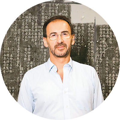 畢羅（Pietro De Laurentis），意大利漢學(xué)家，中國(guó)國(guó)家級(jí)人才項(xiàng)目入選者，廣州美術(shù)學(xué)院教授、博導(dǎo)，中外書寫文化與美術(shù)交流研究中心負(fù)責(zé)人，二王學(xué)研究中心專家委員會(huì)委員。多年來(lái)主要從事書法學(xué)、銘刻與寫本學(xué)、美術(shù)文獻(xiàn)研究與翻譯、中國(guó)古代詩(shī)歌等領(lǐng)域的研究。意大利文著作有《李白，其人其詩(shī)》《一觴一詠：〈蘭亭詩(shī)集〉研究》，英文專著有《孫過(guò)庭〈書譜〉綜合研究》《以書護(hù)法——〈集王圣教序〉研究》，中文專著有《尊右軍以翼圣教》，英文譯著有張?zhí)旃吨袊?guó)書法主要術(shù)語(yǔ)的釋讀和研究》。在《亞洲?？贰度A裔學(xué)志》《敦煌研究》《唐研究》《中國(guó)書法》《書法研究》等海內(nèi)外權(quán)威刊物發(fā)表論文50余篇。