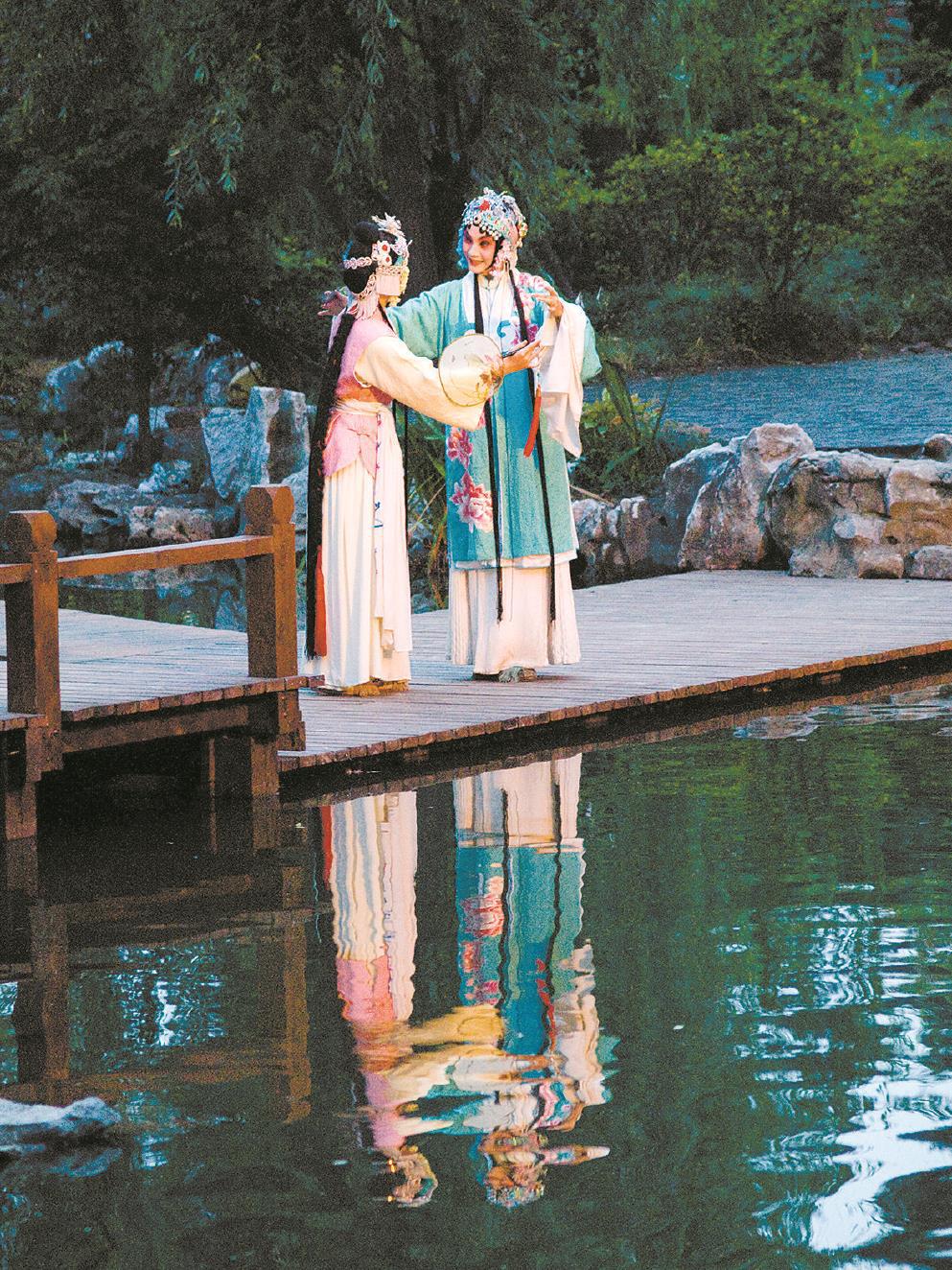 經(jīng)典戲曲常常與園林空間相關(guān)，諸如《牡丹亭》《西廂記》等。左圖為張軍昆曲藝術(shù)中心出品的實景園林昆曲《牡丹亭》。