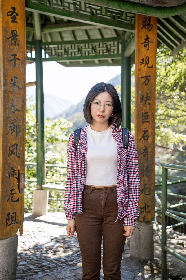 作家簡介 李姍姍，筆名三三，女，漢族，一九九一年出生，畢業(yè)于中國人民大學創(chuàng)造性寫作專業(yè)。作品發(fā)表于《人民文學》《收獲》等多家刊物，多有選載。曾獲2020年“鐘山之星”年度青年佳作獎、2021年度青花郎?人民文學獎新人獎、第七屆郁達夫小說獎短篇小說獎、首屆《靜?安》文學獎、紅棉文學獎小說主獎等獎項，入選王蒙青年作家支持計劃?年度特選作家（2022—2023）等。著有短篇小說集《晚春》《山頂上是海》《俄羅斯套娃》《離魂記》等四部。