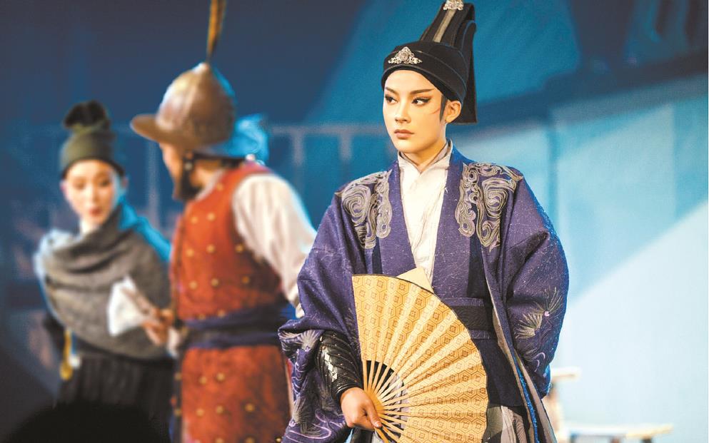 古老戲曲掀起“青春革命”，從情感、形式、媒介上將青年文化、時(shí)代審美融入戲曲古典樣態(tài)，這是“新文化生命體”適應(yīng)新媒介環(huán)境，以青年力量激活傳統(tǒng)文化能量進(jìn)行自我更新的典型示例。圖為越劇《新龍門客?！? /></p>
<p style=