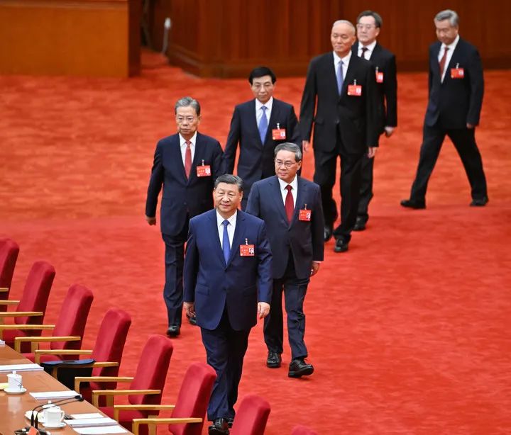 中國共產(chǎn)黨第二十屆中央委員會第三次全體會議，于2024年7月15日至18日在北京舉行。這是習(xí)近平、李強、趙樂際、王滬寧、蔡奇、丁薛祥、李希等步入會場。