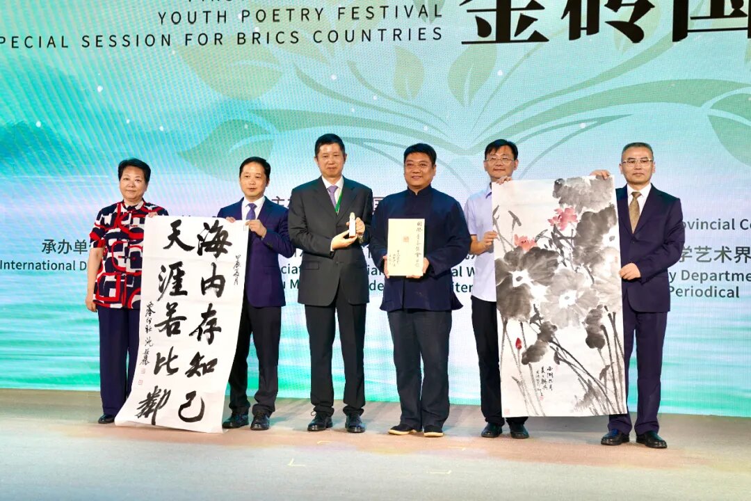 藝術(shù)家王臻、沈穎麗、繆宏波將現(xiàn)場創(chuàng)作的篆刻及書畫作品贈(zèng)予國際青春詩會(huì)組委會(huì)