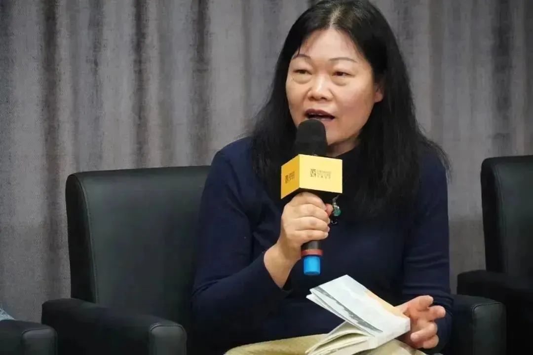 黃葒    南京大學(xué)外國語學(xué)院法語系教授，博士生導(dǎo)師，南京大學(xué)人文社會科學(xué)高級研究院兼職研究員，國際杜拉斯學(xué)會會員，中國法國文學(xué)研究會常務(wù)理事，中法語言文化比較研究會常務(wù)理事、江蘇省外文學(xué)會理事，江蘇省翻譯協(xié)會理事、南京翻譯家協(xié)會理事，南京作協(xié)理事。