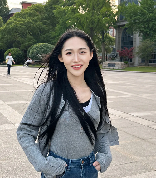 周燊，滿族，中國作家協(xié)會會員，藝術(shù)碩士、文學(xué)博士，從教于高校創(chuàng)意寫作和現(xiàn)當(dāng)代文藝研究等方向，曾獲第六屆山東省泰山文藝獎（文學(xué)創(chuàng)作獎）、復(fù)旦大學(xué)光華獎等榮譽。