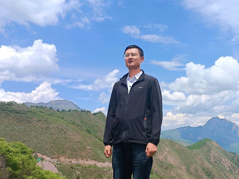 丁海龍，男，漢族，筆名古月星空，甘肅臨潭人。中華詩(shī)詞學(xué)會(huì)會(huì)員、甘肅省作家協(xié)會(huì)會(huì)員、甘肅省詩(shī)詞學(xué)會(huì)會(huì)員、甘肅省楹聯(lián)學(xué)會(huì)會(huì)員。作品見(jiàn)于《中華詩(shī)詞》《中華辭賦》《甘肅黨建》等刊。出版詩(shī)集《虛塵》《流水集》。