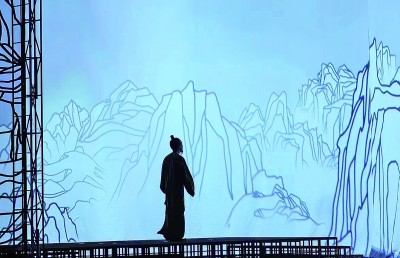 北京人民藝術(shù)劇院話劇《杜甫》演出現(xiàn)場(chǎng)，扮演杜甫的演員正慢慢步入山水畫卷。資料圖片