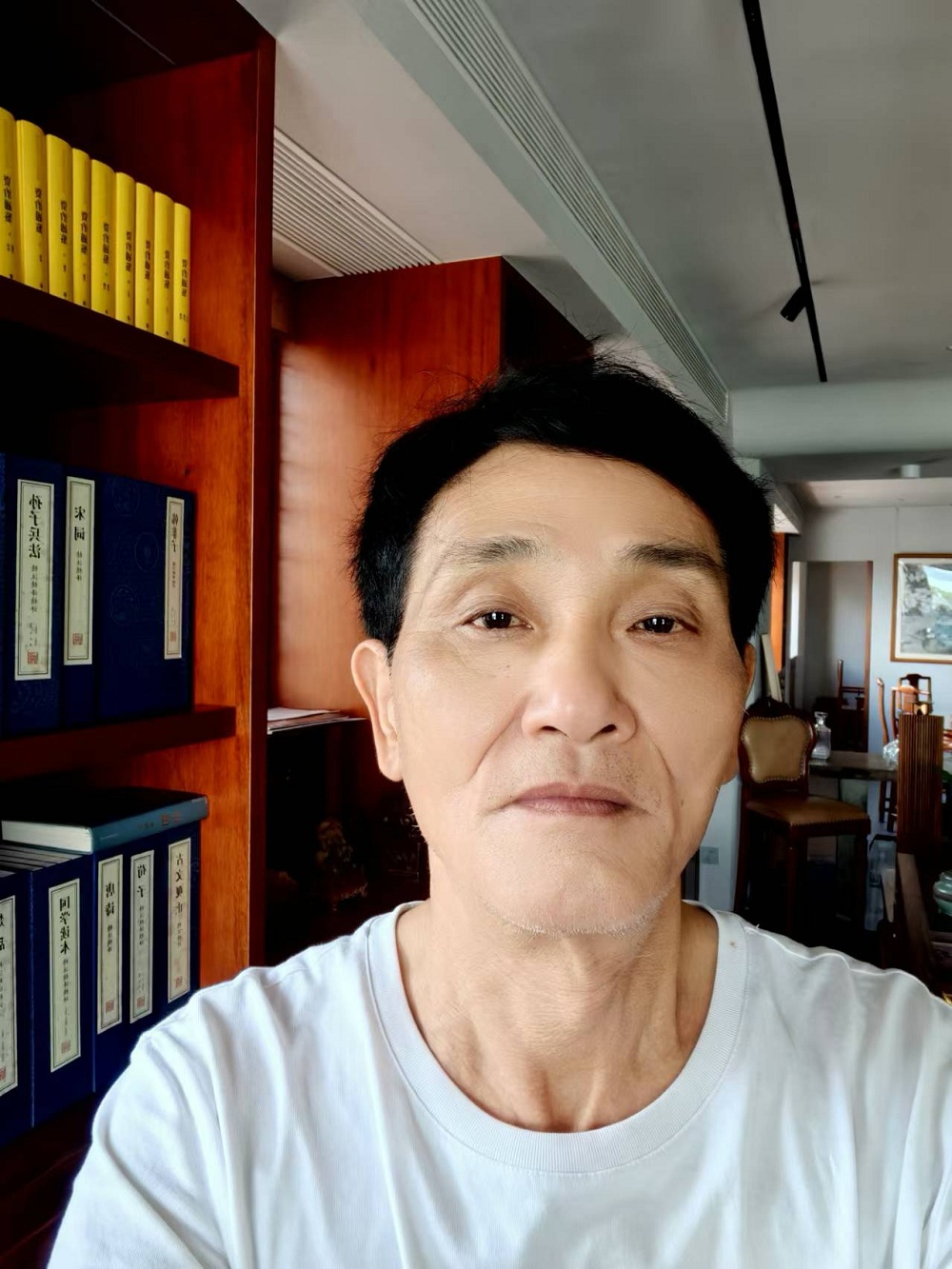 子塵，早年筆名野草，福建人，現(xiàn)居住廈門市，在一家私企上班。少年時開始喜歡文學(xué)，一直熱愛，從不言放棄。早年有習(xí)作發(fā)表報刊，現(xiàn)大多作品發(fā)于網(wǎng)絡(luò)。