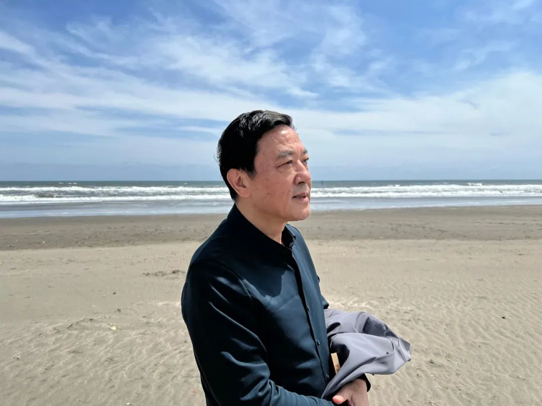 潘軍，著名作家、編??；1957年生，安徽懷寧人。1982年畢業(yè)于安徽大學(xué)中文系，主要作品有長篇小說《日暈》《風(fēng)》《獨白與手勢》《死刑報告》以及《潘軍小說文本》（6卷）等，并譯介為多種文字，多次獲獎。另有話劇作品《地下》《斷橋》《合同婚姻》《霸王歌行》，獲第31屆“世界戲劇節(jié)”優(yōu)秀劇目獎。自編自導(dǎo)的電視劇有《五號特工組》《海浪行動》《驚天陰謀》《粉墨》《虎口拔牙》《分界線》等。