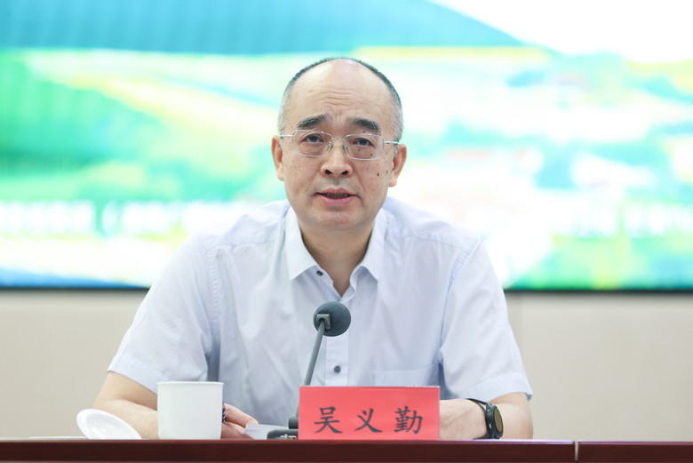中國作協(xié)黨組成員、副主席、書記處書記吳義勤