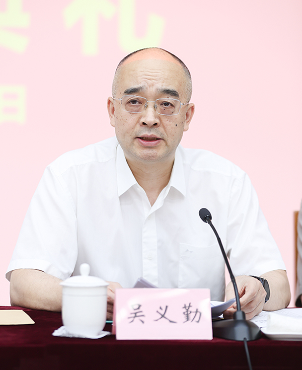 中國(guó)作協(xié)黨組成員、副主席、魯迅文學(xué)院院長(zhǎng)吳義勤講話