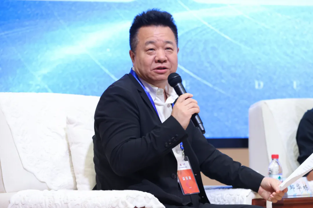 中國(guó)作協(xié)黨組成員、副主席、書記處書記邱華棟出席并主持論壇