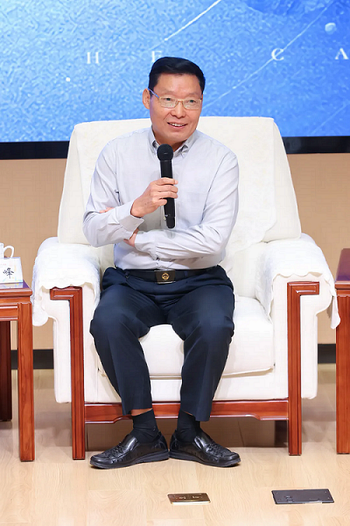 中國(guó)大洋協(xié)會(huì)副理事長(zhǎng)、中國(guó)“蛟龍?zhí)枴焙Ｔ嚞F(xiàn)場(chǎng)總指揮劉峰發(fā)言