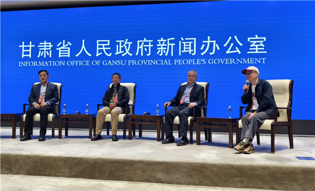 中山大學(xué)博導(dǎo)、教授，中國頂尖文學(xué)評論家謝有順，浙江文藝出版社常務(wù)副社長，翻譯家曹元勇，北師大教授，詩人歐陽江河，魯迅文學(xué)獎獲得者、甘肅文聯(lián)副主席、作協(xié)主席葉舟回答記者提問（攝影 澎湃新聞記者 夏奕寧）