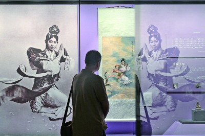 觀眾在北京恭王府博物館內(nèi)參觀梅蘭芳在京劇《天女散花》中的劇照（左）和徐悲鴻畫作《天女散花》（復(fù)制品）。新華社發(fā)